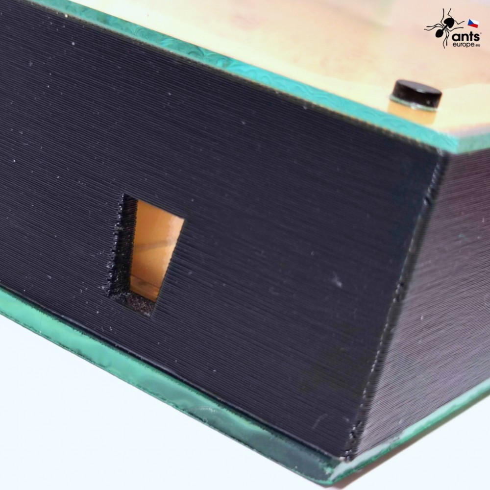 Zavlažovací systém s bočním indikátorem stavu vody.