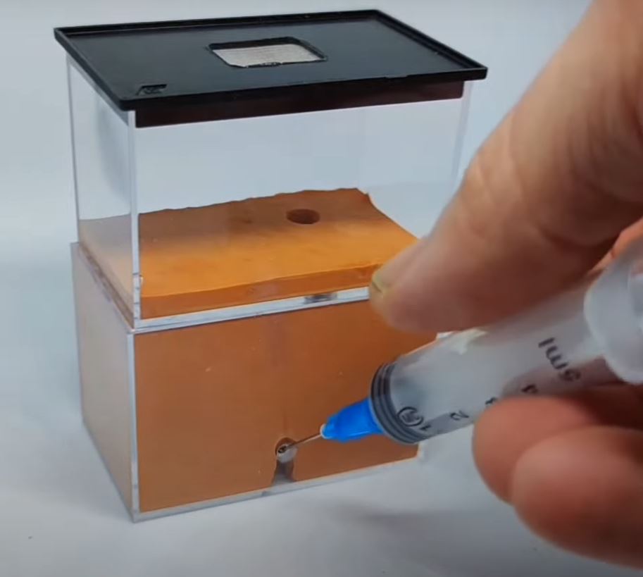 Zavlažovací systém formikária